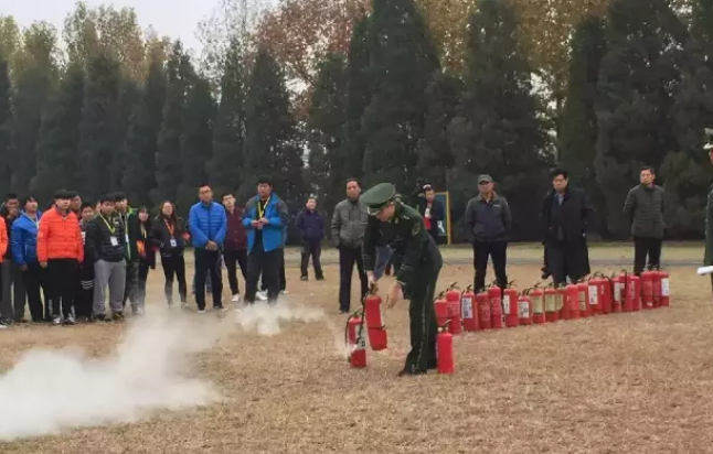 beat365官方网站通州校区进行消防知识讲解和演习活动