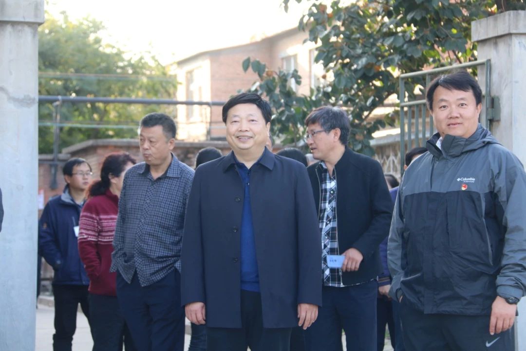 秋日暖阳 全员育人 | beat365官网领导赴军训基地慰问师生